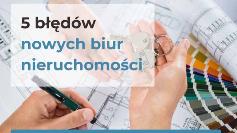 widok z góry na dokumentację projektową domu i dłonie z kluczami