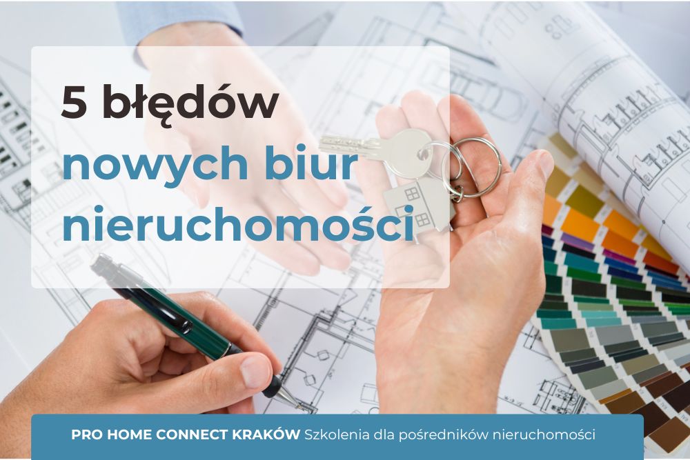 widok z góry na dokumentację projektową domu i dłonie z kluczami
