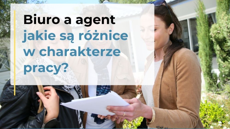 agentka nieruchomości prezentuje dokumenty zainteresowanym klientom
