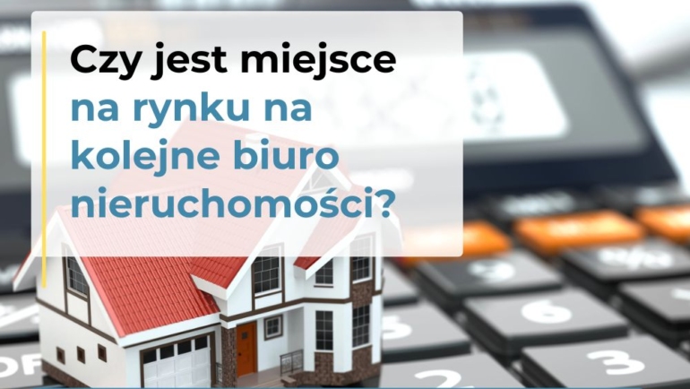 model domku stojący na kalkulatorze