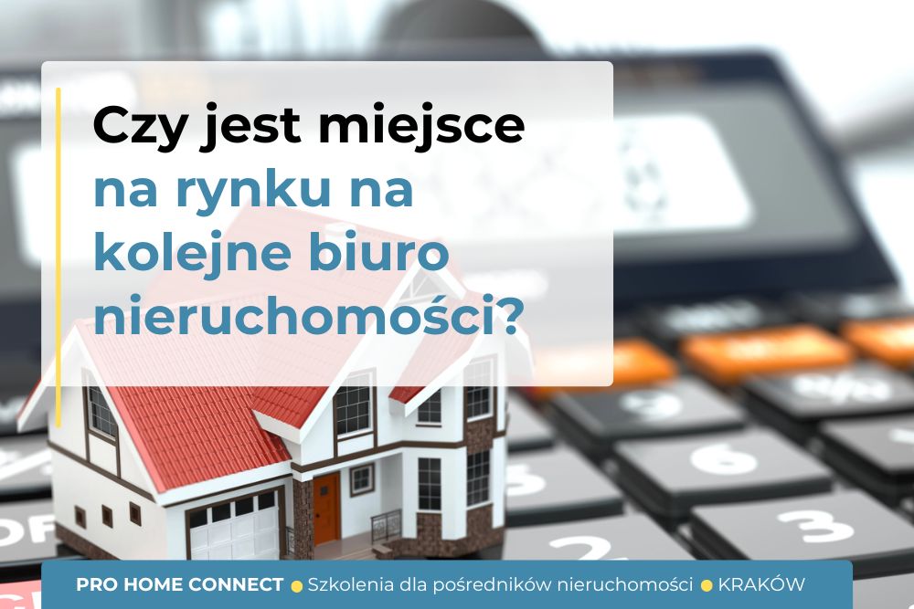 model domku stojący na kalkulatorze