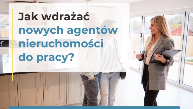 pośrednik nieruchomości rozmawiający z parą o zakupie nieruchomości