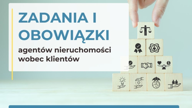 dłoń ustawiająca piramidę z klocków oznaczonych ikonami dobrych praktyk branżowych