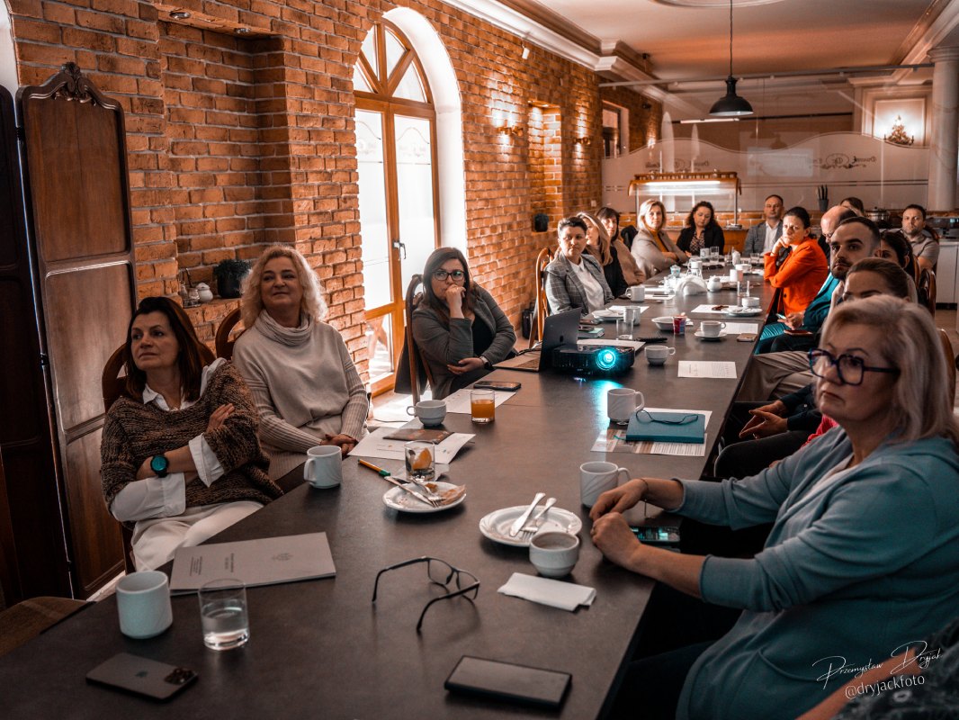 Networking biznesowy branży nieruchomości Kadr grupowy z wykładu na spotkaniu Pro Home Connect