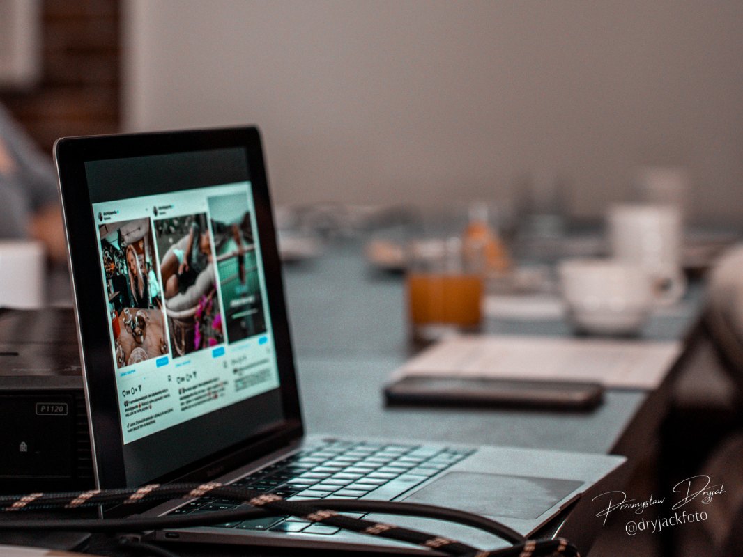 Networking biznesowy branży nieruchomości zbliżenie na laptop podczas warsztatów Pro Home Connect